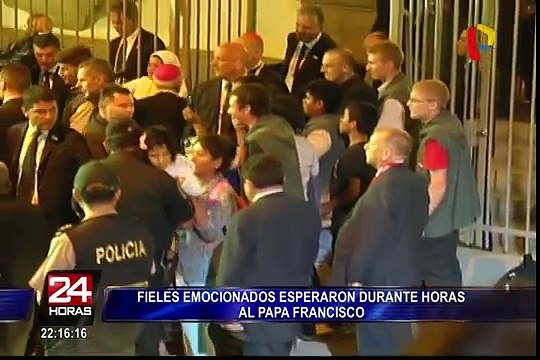 Francisco en Perú: Papa rompe protocolo y bendijo a niñas