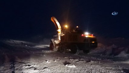 Çığ tehlikesi nedeni ile yol açma sabaha bırakıldı