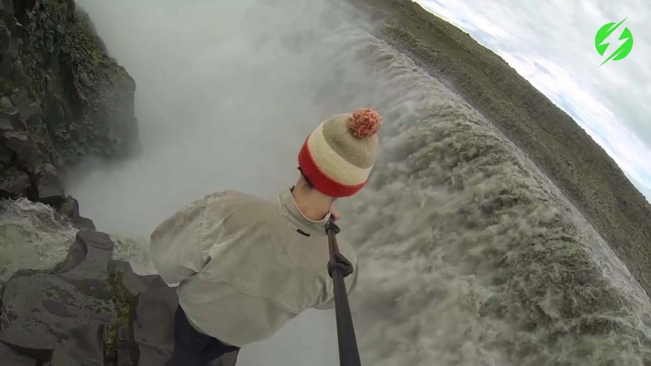 Ce russe prend d'énormes risques pour se rapprocher de cette chute en crue... Vertigineux