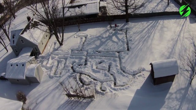 Il a créé un labyrinthe dans la neige pour son chien