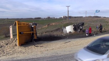 Hafriyat kamyonu devrildi, faciadan dönüldü