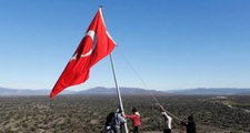 Hataylı Köylüler Afrin Sınırına Türk Bayrağı Astı