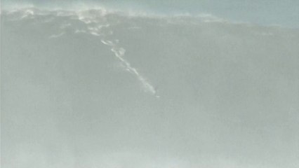 Les surfeurs de l'extrême à l'assaut des vagues géantes
