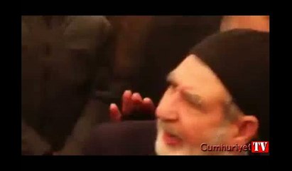 "Diyarbakır sahipsiz bırakıld"ı diyen yurttaşı bakan korumaları uzaklaştırdı... AKP'li Ensarioğlu yüzüne bakamadı