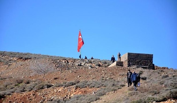 Suriye sınırına dev Türk bayrağı çekildi