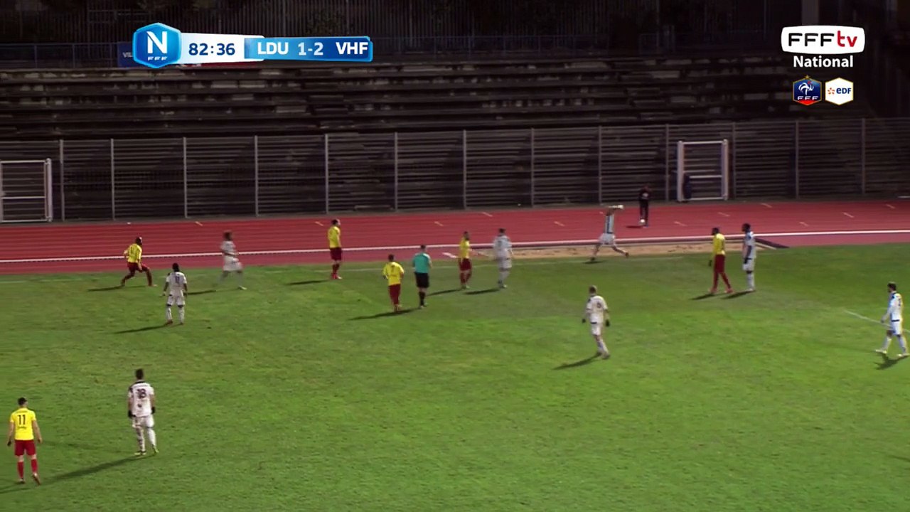 Pichot stoppe la balle d'Atik au 2ème poteau