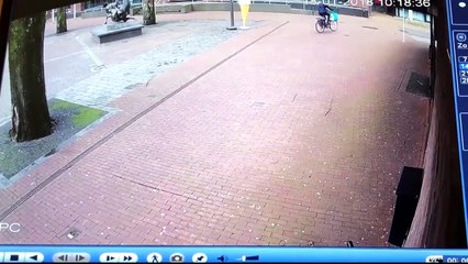 Une maman se dépêche de se mettre à l’abri avec sa poussette regardez pourquoi OMG