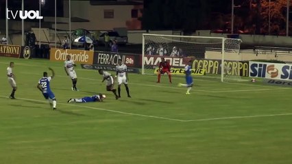 La combinaison originale sur coup franc d’une équipe brésilienne de foot