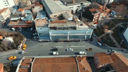 Oyun Tutkunlarının Oluşturduğu Kuyruk Havadan Görüntülendi