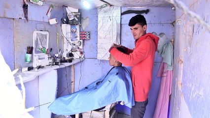 Musul'dan kaçan berber Süleyman çadır kampta seyyar dükkan açtı