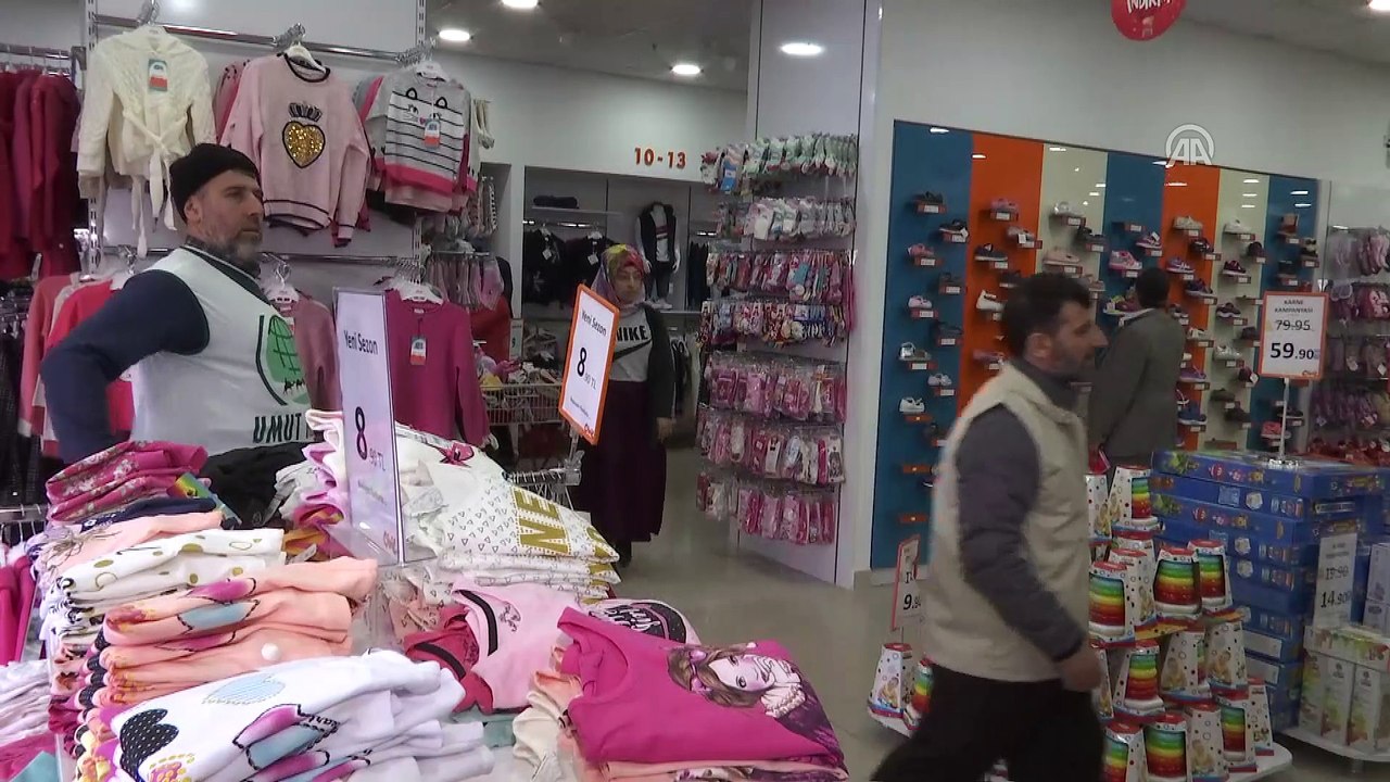 Umut Kervanı İnsanı Yardım Vakfı'ndan yetimlere kıyafet yardımı - İSTANBUL