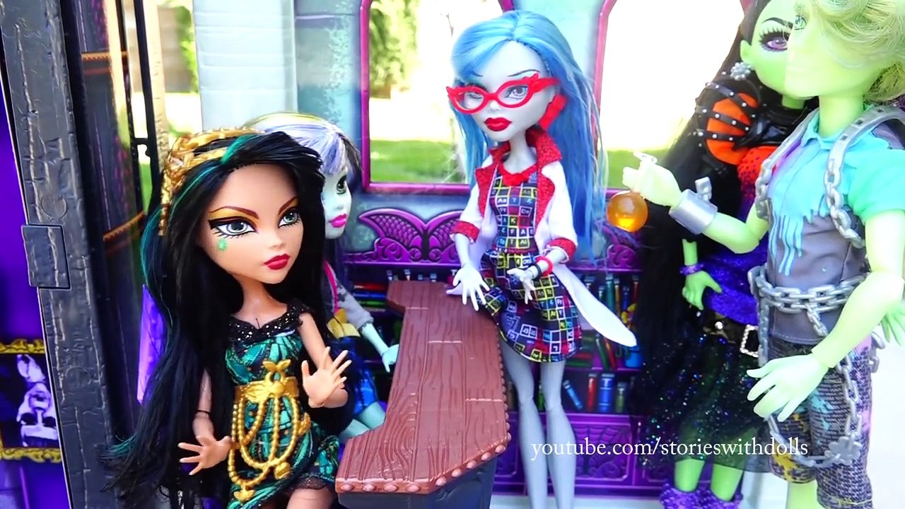 Monster High Toys and Dolls Playing - Attack of the Titans: Part 2 Kid-friendly Family Fun