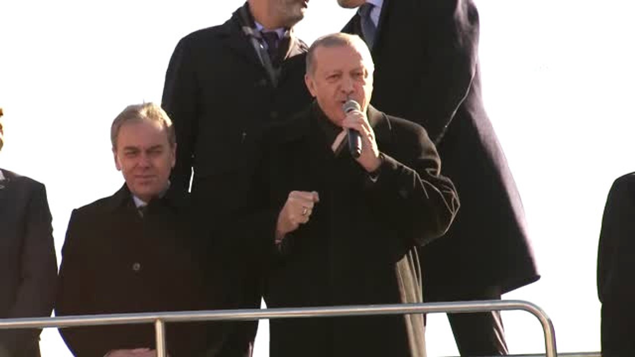 Cumhurbaşkanı Erdoğan, Salon Dışında Toplanan Vatandaşlara Hitap Etti (3)