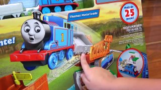 Paulinho e Toquinho Brincando na Pista do Trem Thomas com Galinha Pintadinha de Brinquedo