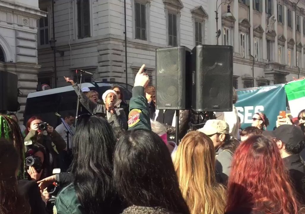 Crowds Sing 'This Little Light of Mine' at Women's March in Rome