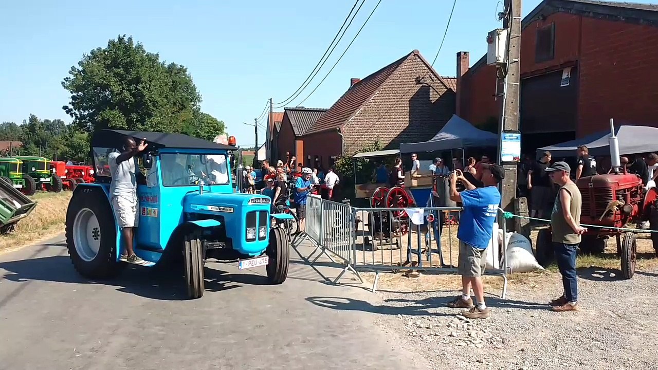 Démonstration d'anciens tracteurs et d'anciennes  voitures à Ostiches