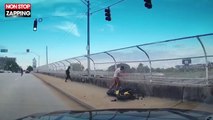 Un motard rate son virage et tombe d'un pont, la vidéo choc