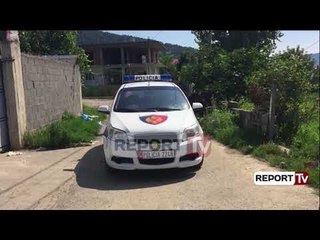 Report Tv - Elbasan, shkojnë ta arrestojnë për grabitje, autori plagos me gërshërë tre policë