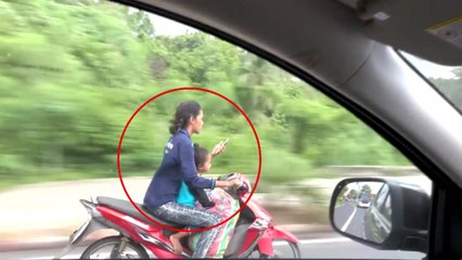 딸 안고 오토바이 탄 엄마 '손은 문자 중?' / YTN