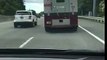 Cette ambulance a la porte ouverte sur l'autoroute !
