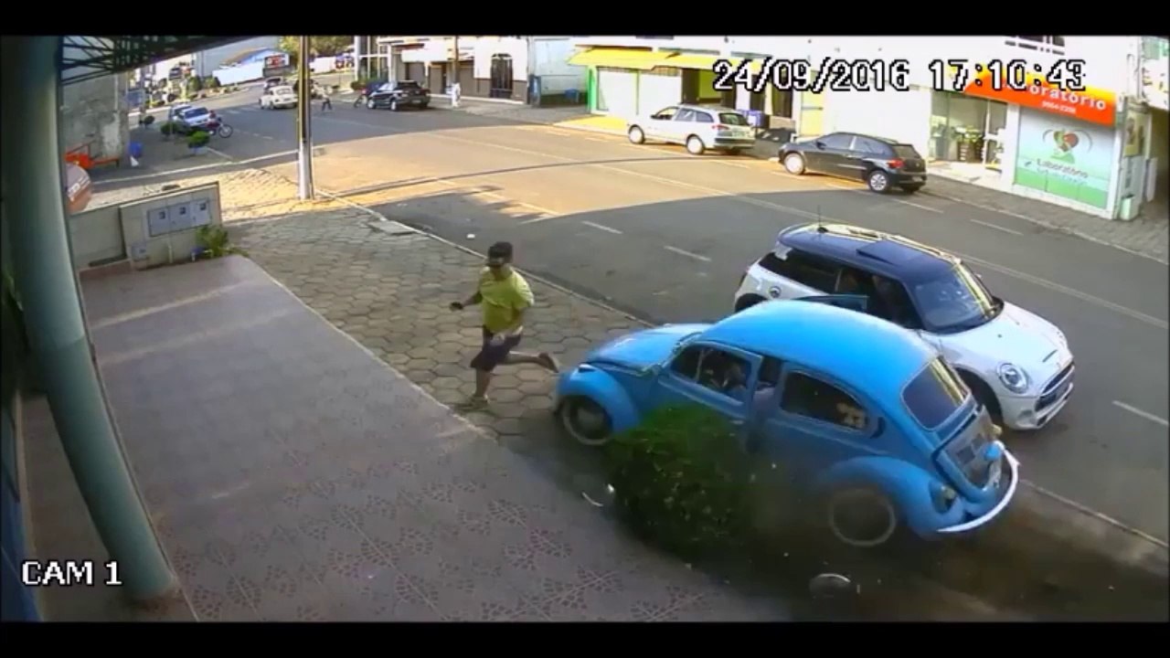 Il va avoir le reflexe de sa vie! Miraculeux...