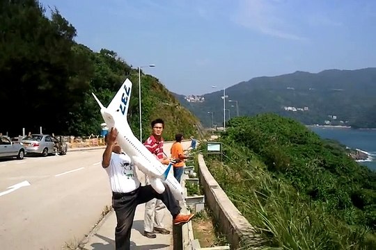 Il fait voler son avion RC Boeing 737-700... Magique
