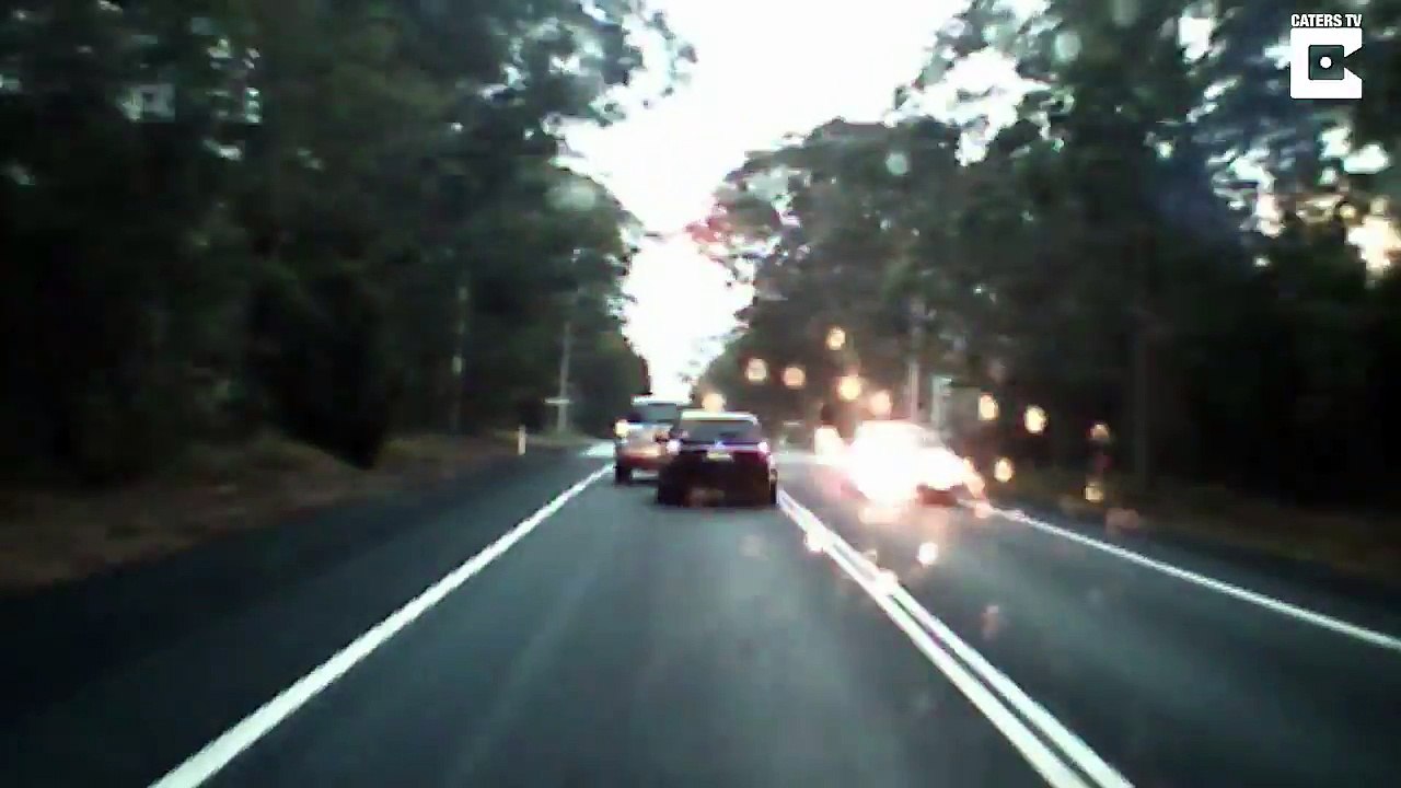 Un conducteur double à toute vitesse et prend d'énormes risques