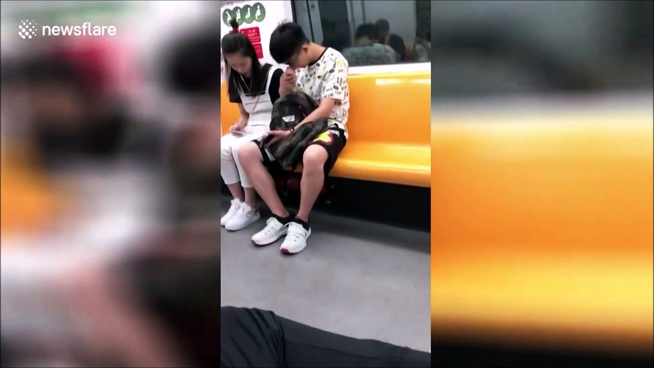 Il utilise le doigt de sa copine pour se curer le nez dans le métro... Vie de couple