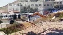 شاهد: قوات الاحتلال تهدم منزلاً في بلدة بيت حنينا بالقدس المحتلة، صباح اليوم.