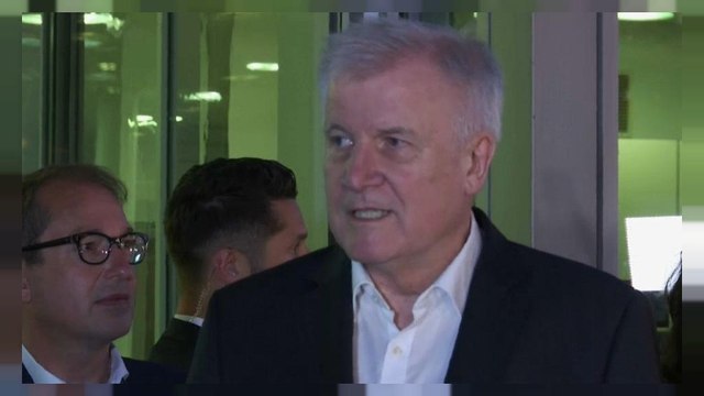 Germania, Seehofer rinuncia alle dimissioni, c'è accordo su immigrazione