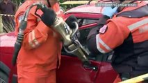 Mulher fica presa nas ferragens do carro