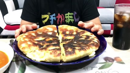 超特大チーズナンをペロリと食べる！！
