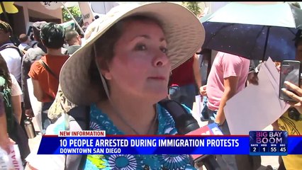 Video herunterladen: Protesters at San Diego Immigration Rally Scale Federal Building, Block Entrance