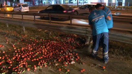 Sebze yüklü kamyon devrildi: 2 yaralı