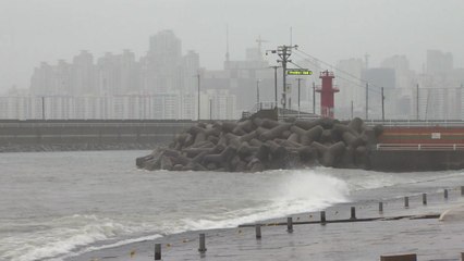 부산지역 태풍 영향권...비바람 점차 강해져 / YTN
