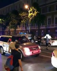 Ce Russe va regretter d'avoir sauté sur une voiture de police après la victoire de la Russie contre l'Espagne.