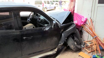 Kamyonet kaldırımdaki yayalara çarptı: 3 yaralı - ADANA