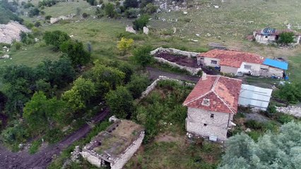 Koca mahalle onlara kaldı... Yaşlı çift elektriği ve suyu olmayan köyde yalnız yaşıyor