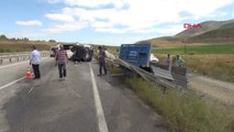 Sivas Minibüs, Römork Takılı Traktöre Arkadan Çarptı 20 Yaralı