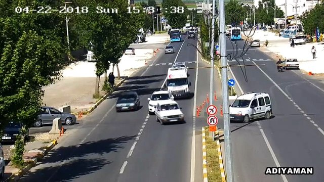 Aşırı hız ve dikkatsizlik kazaları beraberinde getirdi... Yurt genelinde meydana gelen kazalar Mobese kameralarında