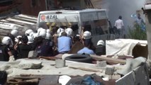 Büyükçekmece'de Kaçak Yapıların Yıkımında Olay: 4 Polis Yaralı