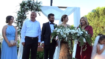 Binlerce çiftin nikahını kıydı kızının nikahında duygulandı