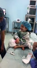 Le geste tendre que le medecin fait à la fillette avant son opération