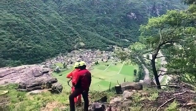 Arrivée spectaculaire d'un hélicoptère