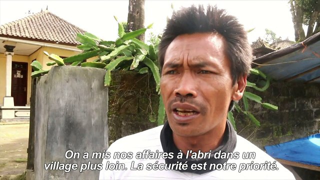 A Bali, le volcan Agung crache des cendres