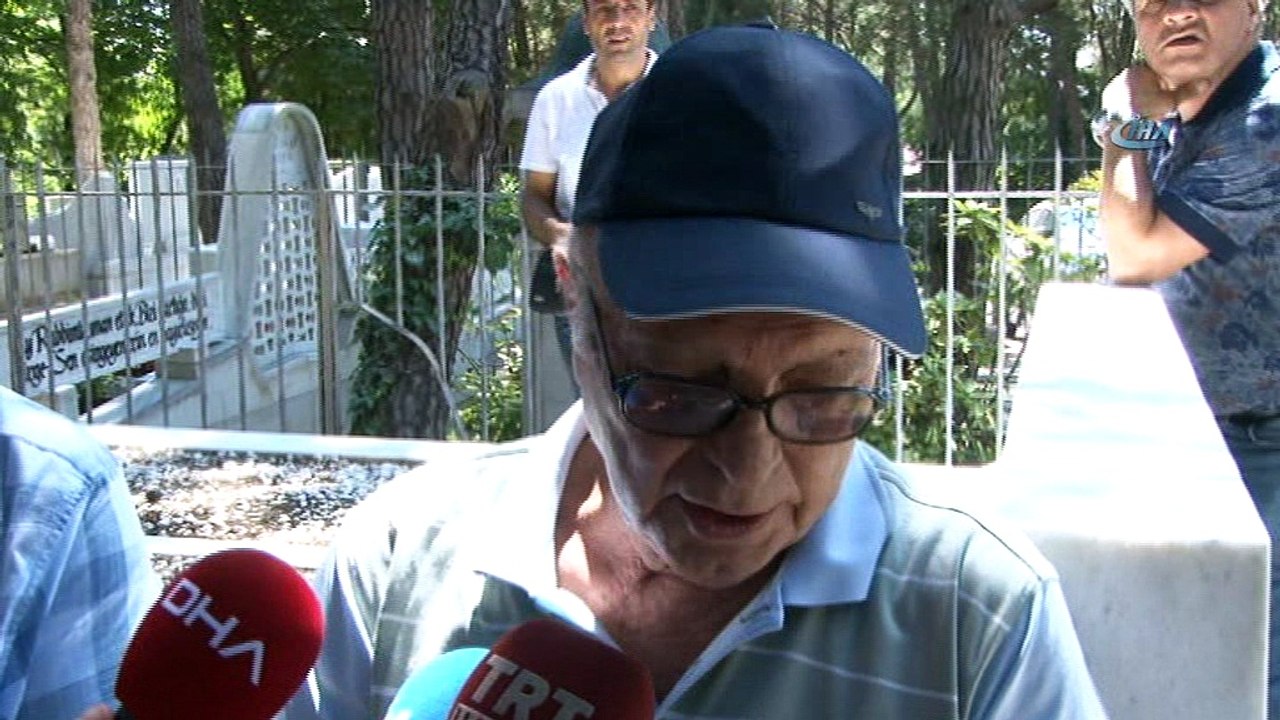 Kemal Sunal vefatının 18. yılında mezarı başında anıldı