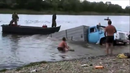 La pire des méthodes pour décharger des bouteilles d'un camion à un bateau