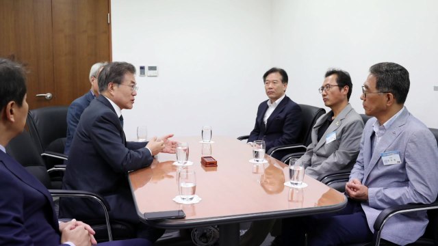 문재인 대통령, 양대 노총 위원장 면담... 의견 달라도 대화 계속돼야 / YTN