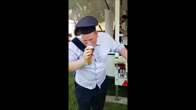 La solution parfaite de ce policier pour boire cul-sec une bière sans en mettre une goutte à coté