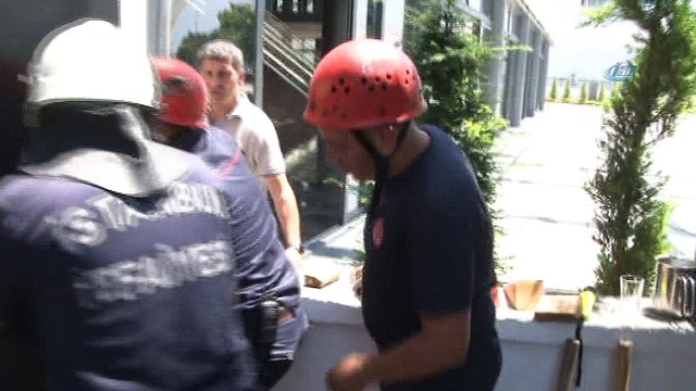 İtfaiye ekipleri, yavru kedi için seferber oldu